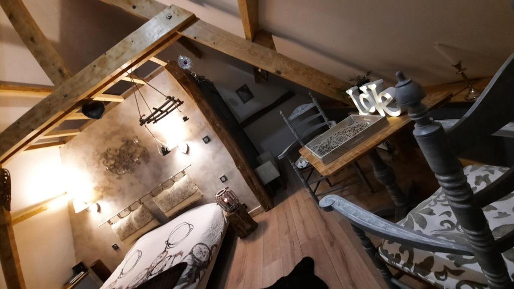 einen Blick über ein Schlafzimmer mit einem Bett in einem Zimmer in der Unterkunft Le nid'Ange in Torcy