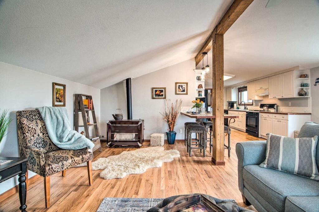 Gambar di galeri bagi Lovely Barn Loft with Mountain Views on Horse Estate di Fort Collins