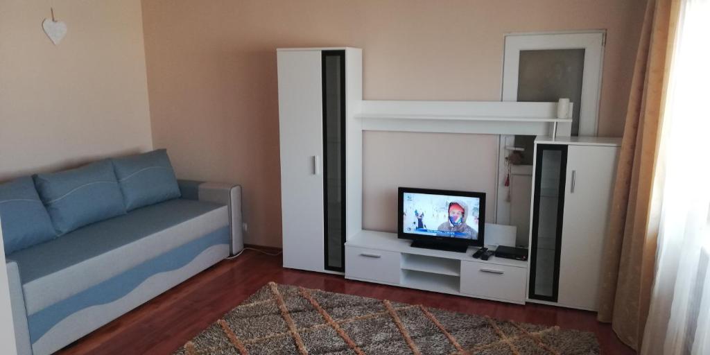sala de estar con cama y TV en Apartament Pitesti, en Piteşti
