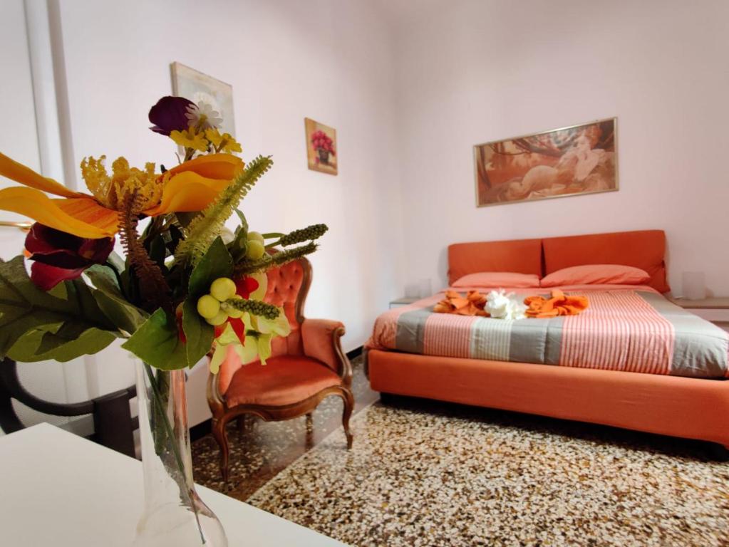Łóżko lub łóżka w pokoju w obiekcie Wow Home - 175 mq - posteggio privato - davanti porto traghetti - fino a 10 posti letto