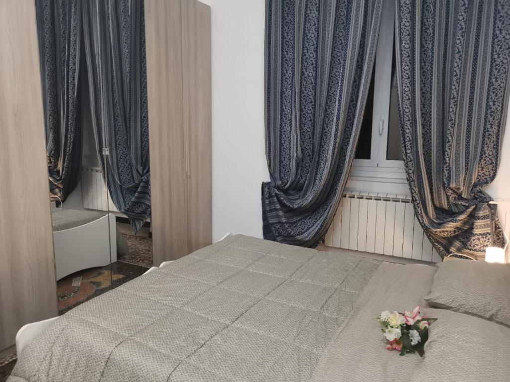 Łóżko lub łóżka w pokoju w obiekcie Wow Home - 175 mq - posteggio privato - davanti porto traghetti - fino a 10 posti letto