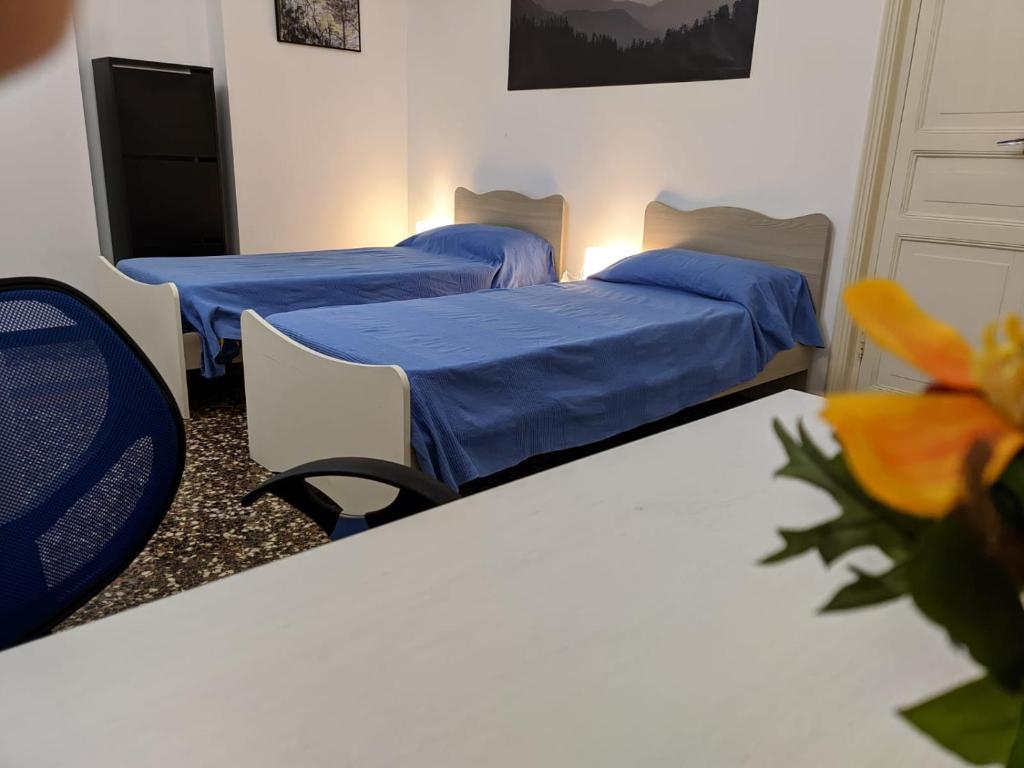 Łóżko lub łóżka w pokoju w obiekcie Wow Home - 175 mq - posteggio privato - davanti porto traghetti - fino a 10 posti letto
