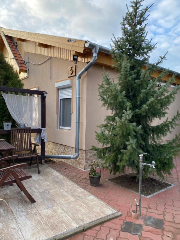 un albero di Natale su un patio accanto a una casa di Mandi apartman a Veresegyház
