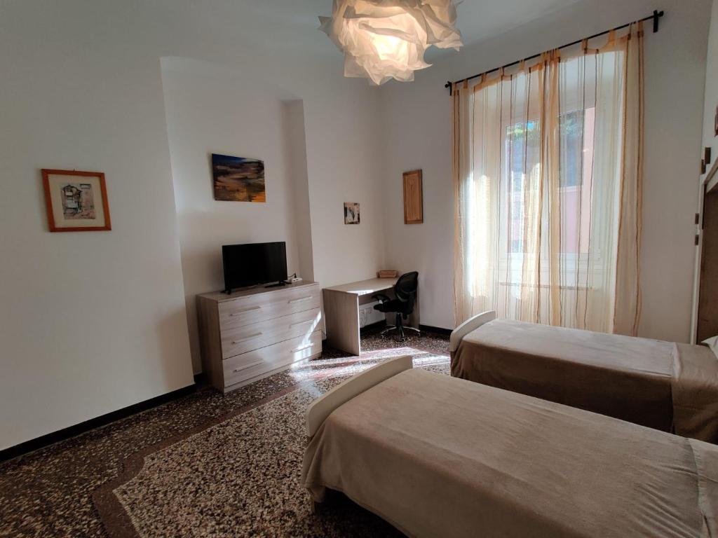 Łóżko lub łóżka w pokoju w obiekcie Wow Home - 175 mq - posteggio privato - davanti porto traghetti - fino a 10 posti letto