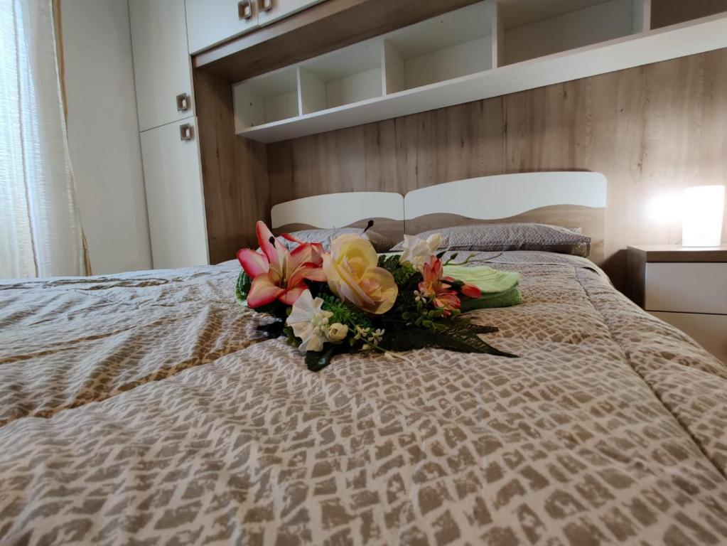 Łóżko lub łóżka w pokoju w obiekcie Wow Home - 175 mq - posteggio privato - davanti porto traghetti - fino a 10 posti letto