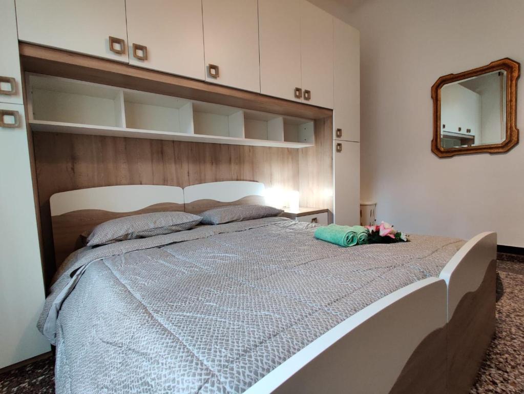 Łóżko lub łóżka w pokoju w obiekcie Wow Home - 175 mq - posteggio privato - davanti porto traghetti - fino a 10 posti letto