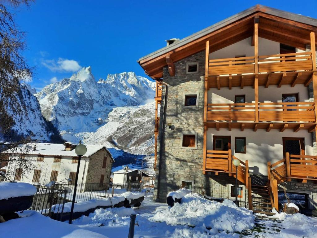 Nespecifikovaný výhled na hory nebo výhled na hory při pohledu z hotelu