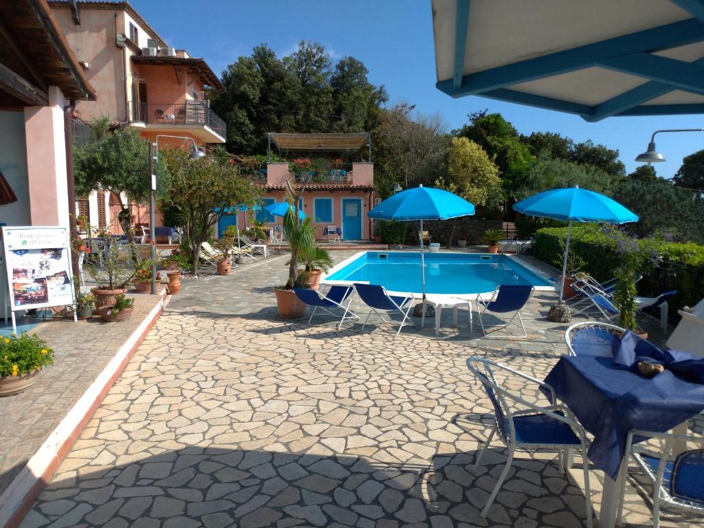 Bazén v ubytování Bed & Breakfast Laino nebo v jeho okolí