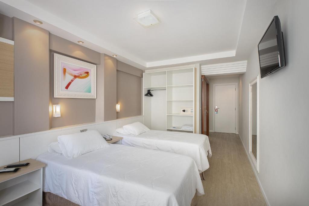 Cama ou camas em um quarto em Miramar Hotel