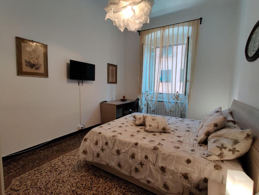 Łóżko lub łóżka w pokoju w obiekcie Wow Home - 175 mq - posteggio privato - davanti porto traghetti - fino a 10 posti letto