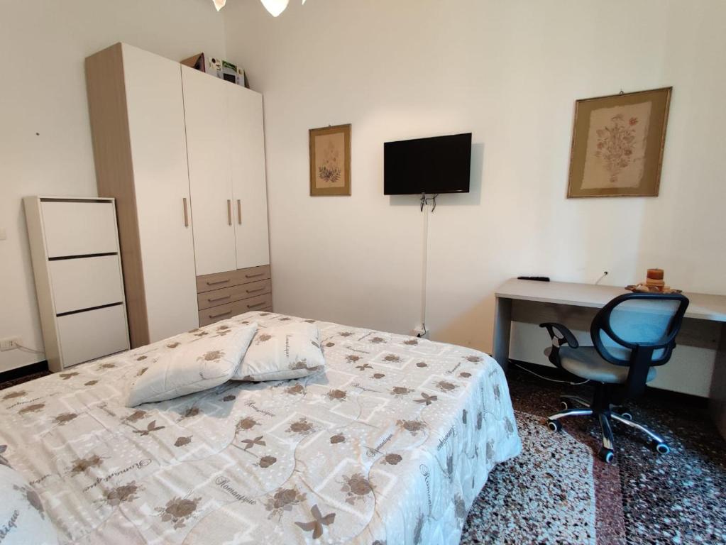 Łóżko lub łóżka w pokoju w obiekcie Wow Home - 175 mq - posteggio privato - davanti porto traghetti - fino a 10 posti letto
