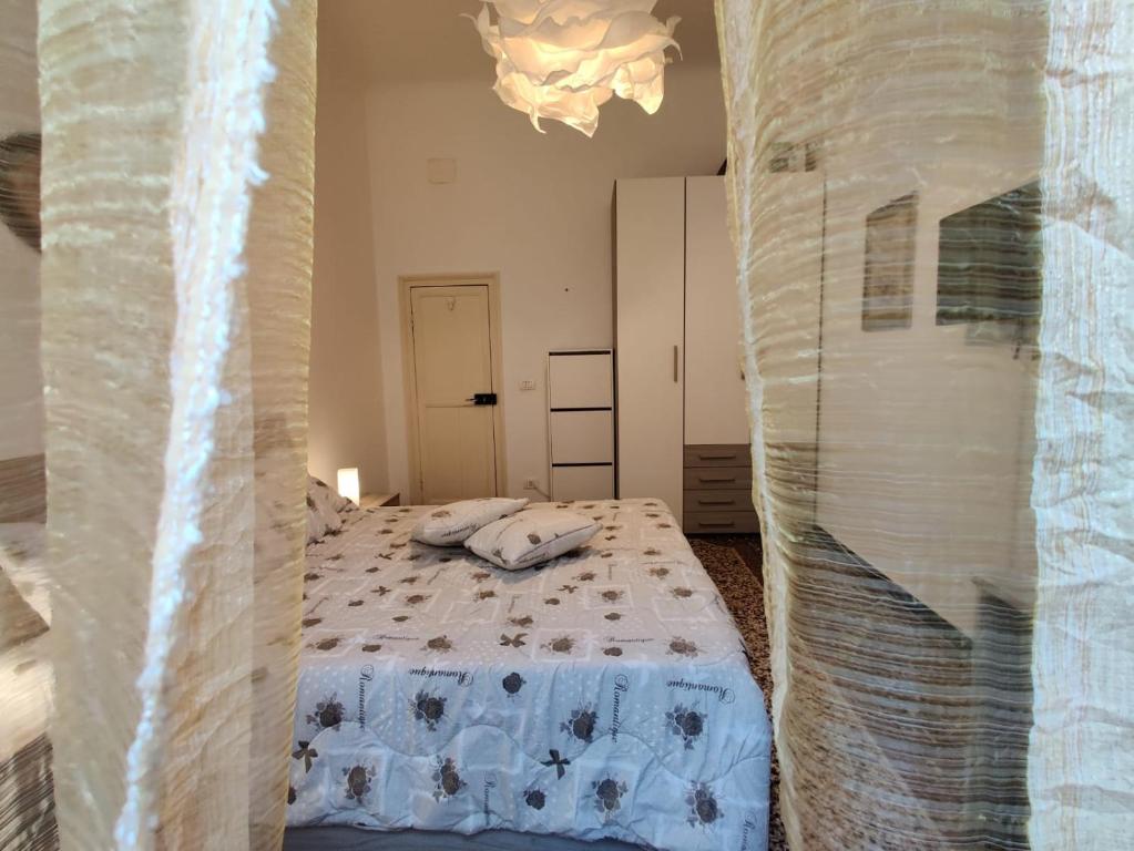 Łóżko lub łóżka w pokoju w obiekcie Wow Home - 175 mq - posteggio privato - davanti porto traghetti - fino a 10 posti letto