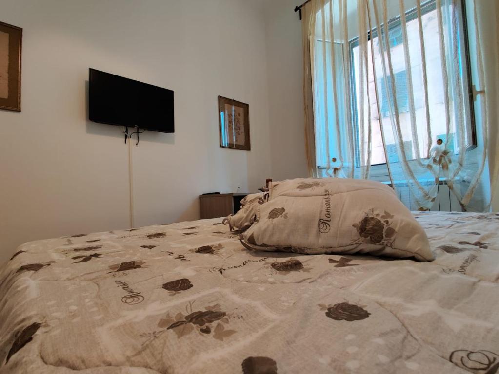 Łóżko lub łóżka w pokoju w obiekcie Wow Home - 175 mq - posteggio privato - davanti porto traghetti - fino a 10 posti letto