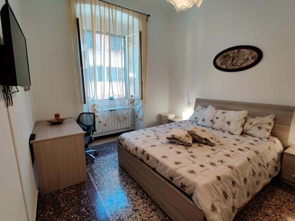 Łóżko lub łóżka w pokoju w obiekcie Wow Home - 175 mq - posteggio privato - davanti porto traghetti - fino a 10 posti letto