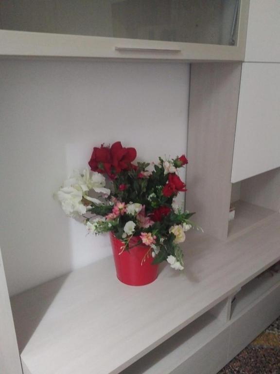 Zdjęcie z galerii obiektu Wow Home - 175 mq - posteggio privato - davanti porto traghetti - fino a 10 posti letto w Genui