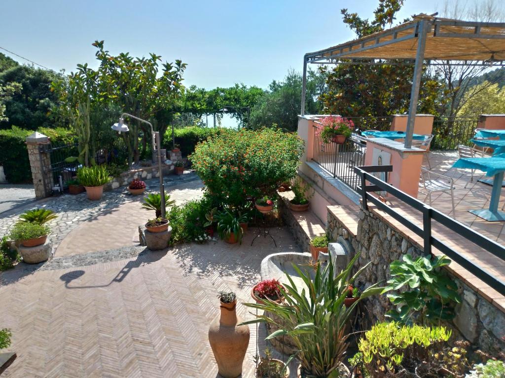 Bazén v ubytování Bed & Breakfast Laino nebo v jeho okolí