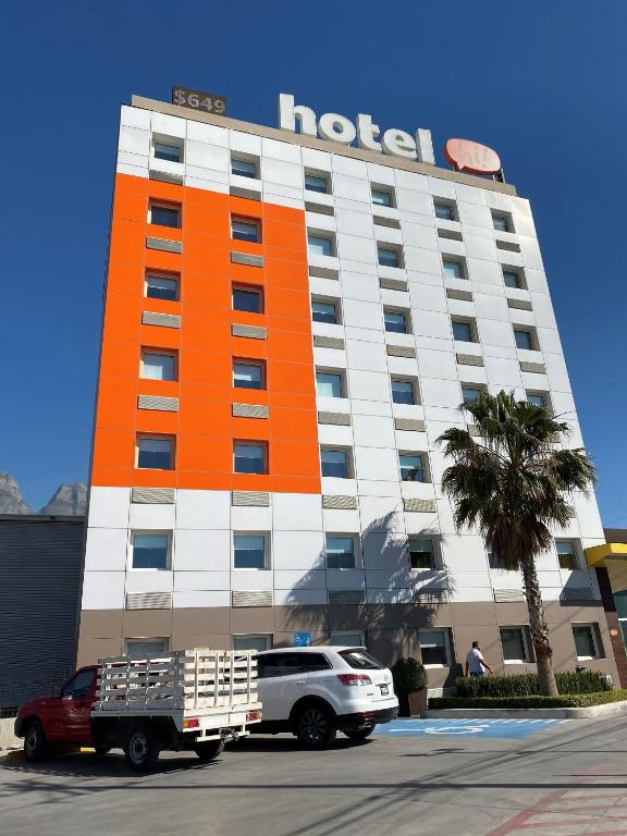 a hotel with a truck parked in front of it at Hotel Hi! Santa Catarina in Monterrey