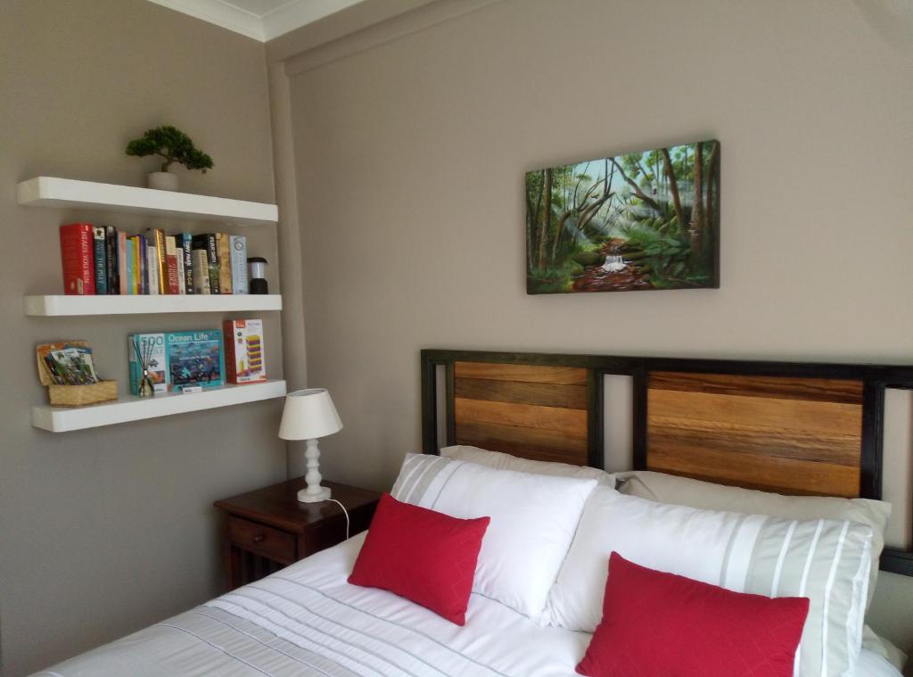 Postel nebo postele na pokoji v ubytování Tsitsikamma Garden Chalets