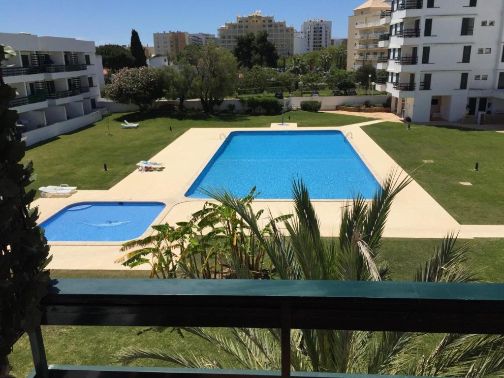 uma vista de uma piscina de um edifício em Tossan House in Vilamoura Downtown em Quarteira