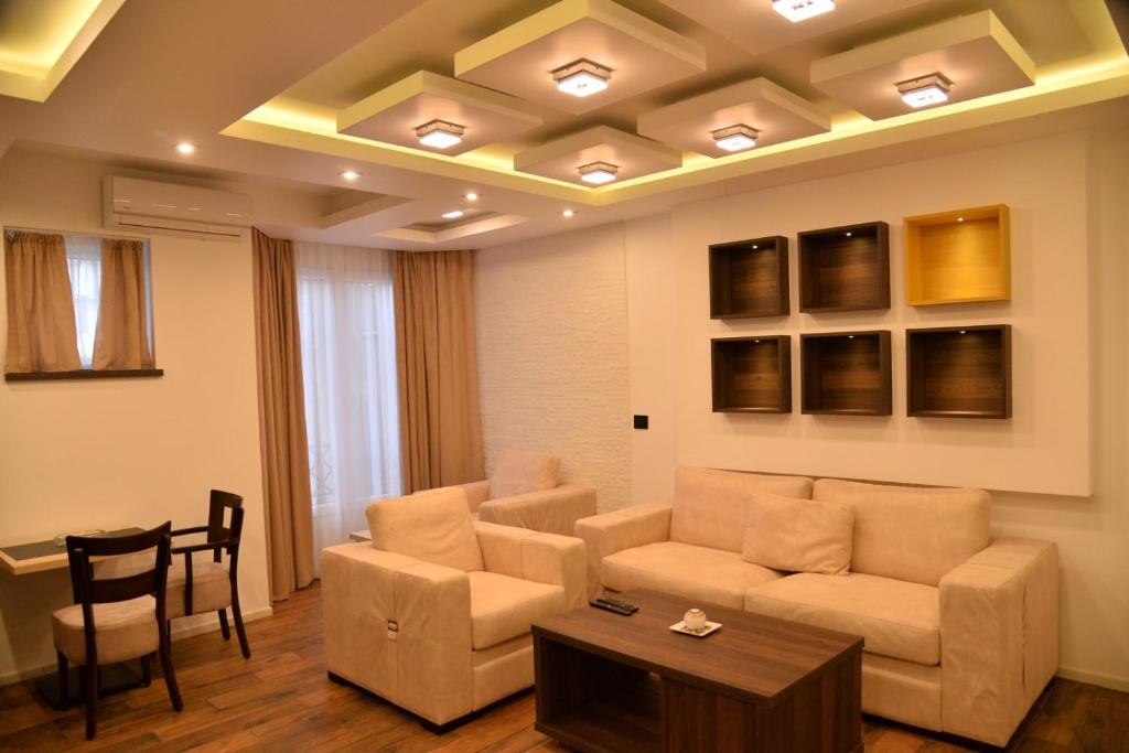 Bella apartments في كروشيفاتس: غرفة معيشة مع أريكة وطاولة