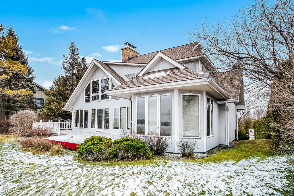 Two Sisters Lakehouse - Housity