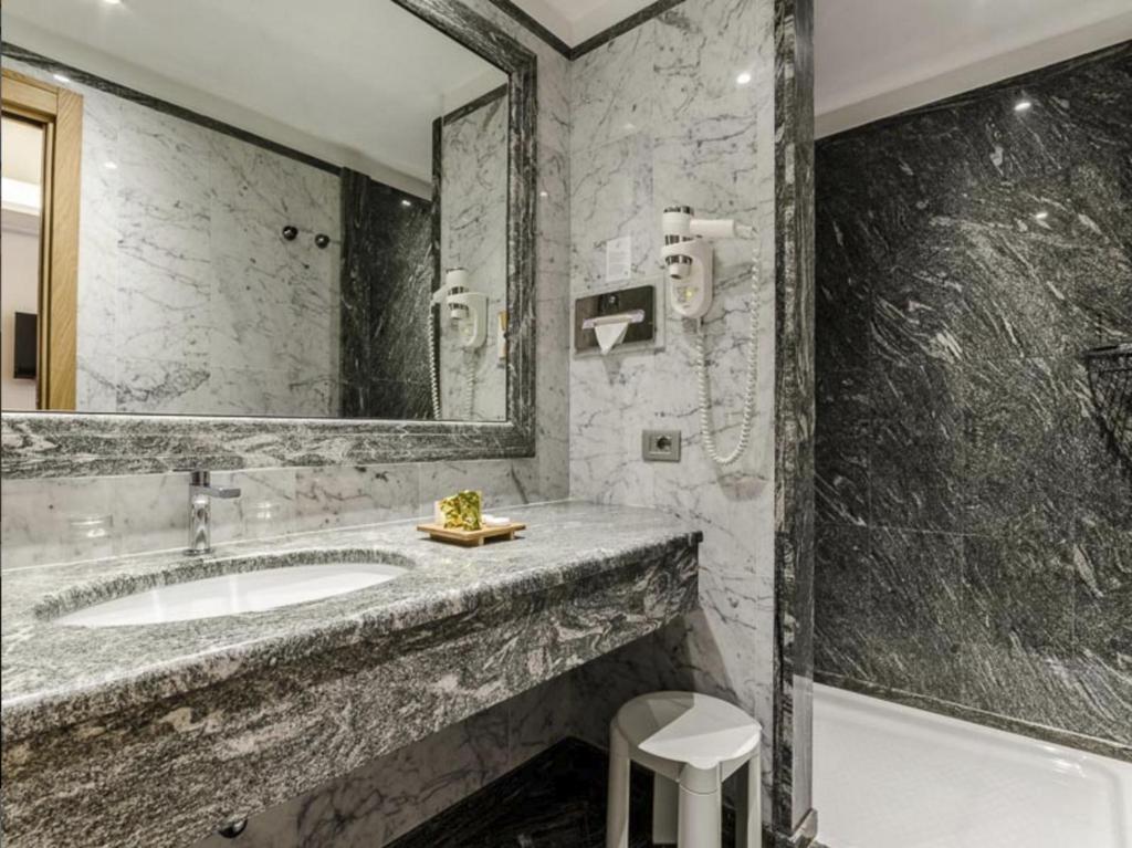 Koupelna v ubytování Hotel Giolli Nazionale