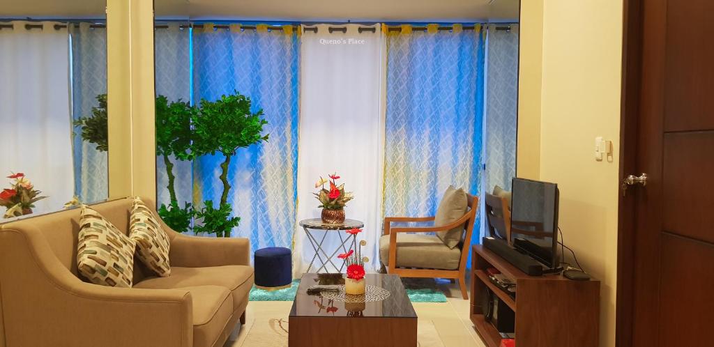 Mactan Newtown - New Modern Condo with Ocean View TV 또는 엔터테인먼트 센터