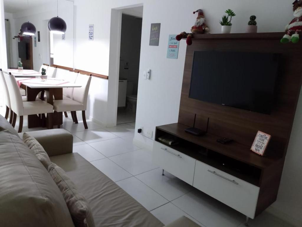 ein Wohnzimmer mit einem Flachbild-TV auf einem Stand in der Unterkunft Apartamento para família moderno e prático próximo a belas praias in Cabo Frio