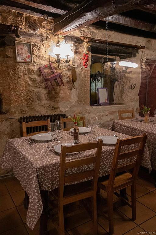Reštaurácia alebo iné gastronomické zariadenie v ubytovaní Hostal-Resturante La Moruga