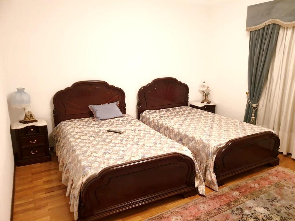 zwei nebeneinander stehende Betten in einem Schlafzimmer in der Unterkunft Charming House Apendurada in Alpendurada