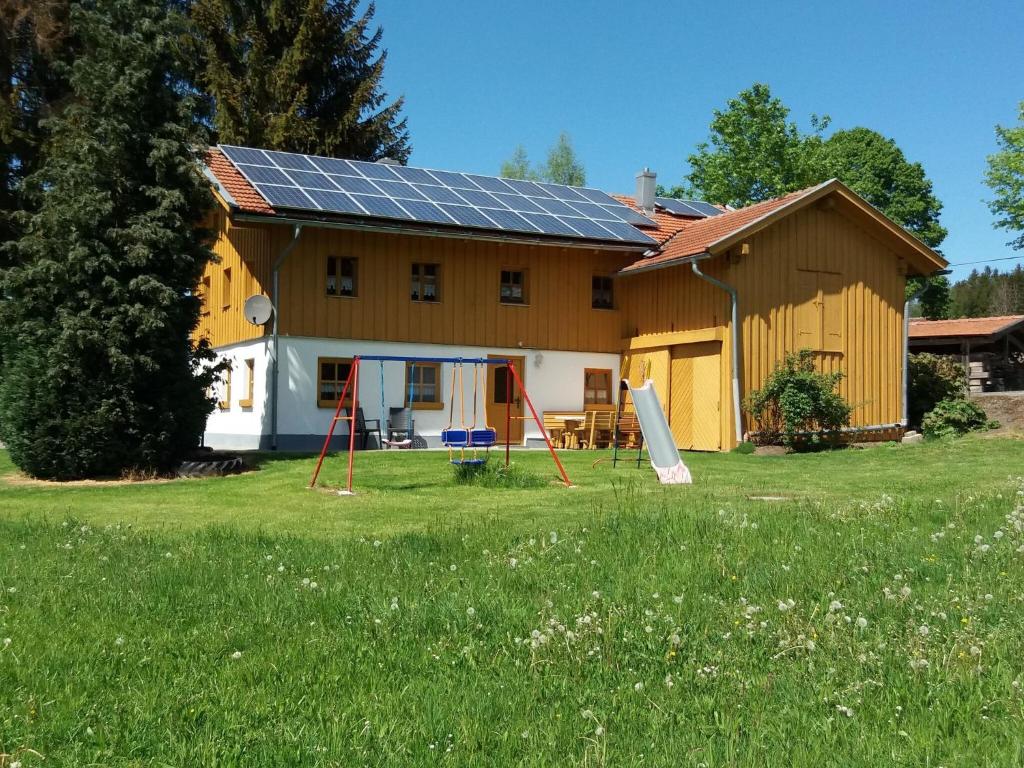 ヴィヒタッハにあるLovely Holiday Home in Viechtach near the Forestの屋根に太陽光パネルを敷いた家