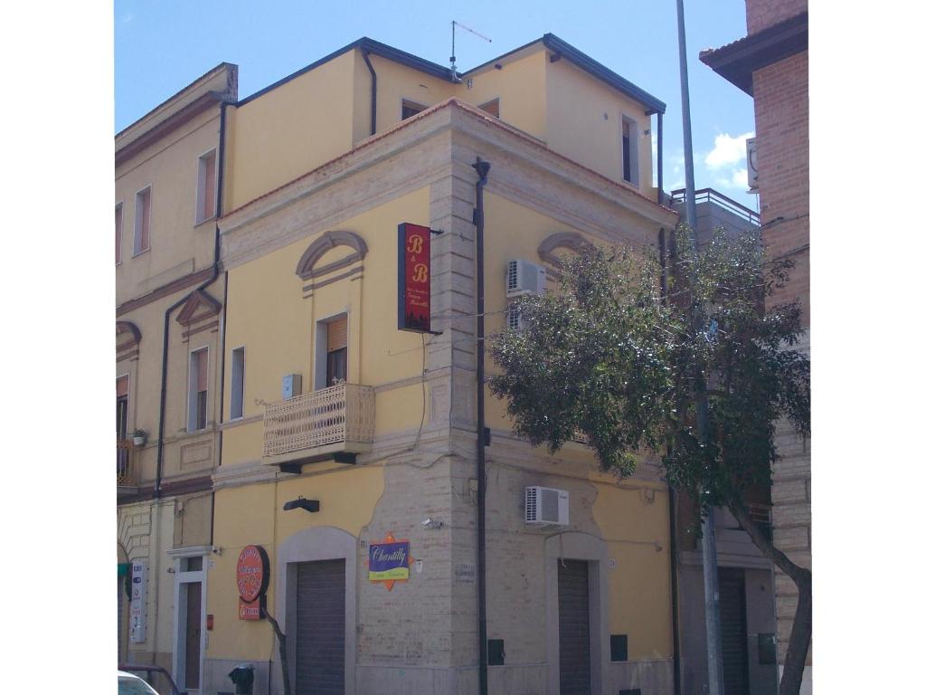 ein Gebäude mit einem Schild an der Seite in der Unterkunft Bed and Breakfast Teresa Masselli in San Severo