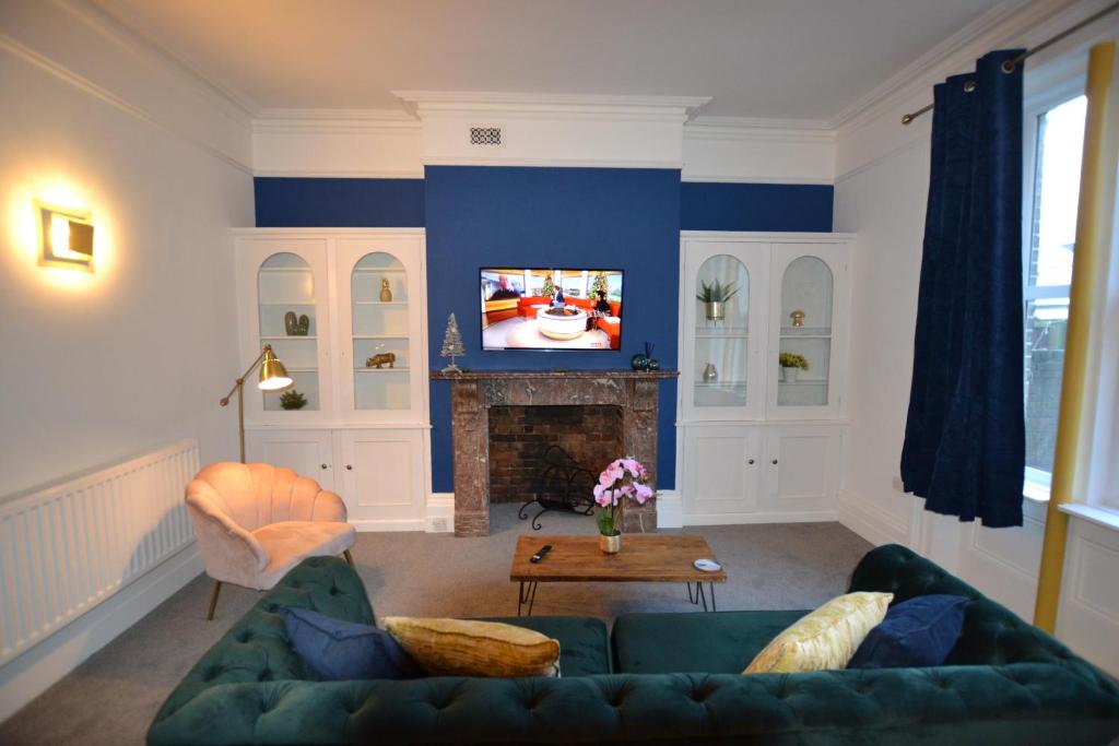 a living room with a couch and a fireplace at Mayflower Boutique Apartment - 2 Bedrooms Apartment - Stayseekers in Salisbury