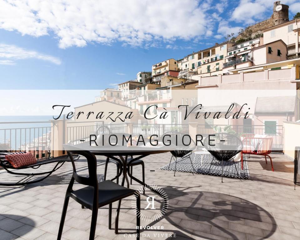 リオマッジョーレにあるCà Vivaldi penthouse 5terreparcoの海辺のパティオ(テーブル、椅子付)