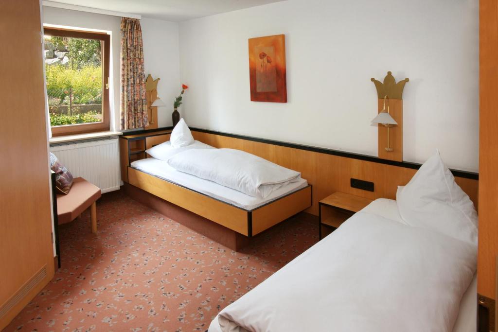 Haigerloch的住宿－克朗酒店，酒店客房设有两张床和窗户。