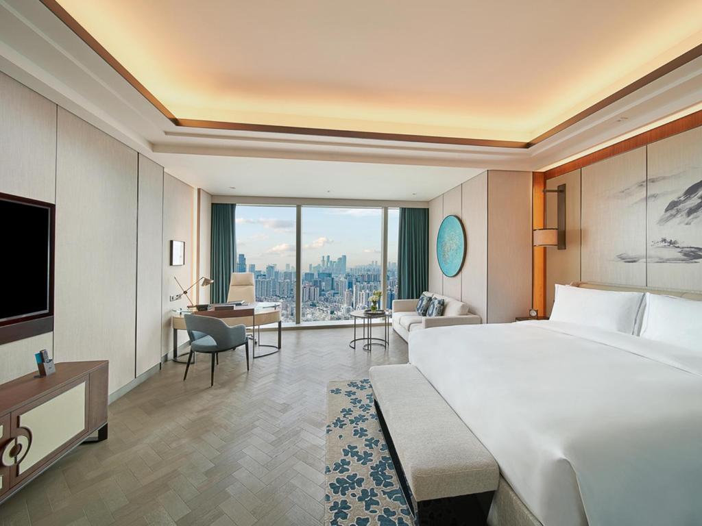 Postel nebo postele na pokoji v ubytování Raffles Shenzhen, Situated in the heart of One Shenzhen Bay, Book Now to Enjoy Free Minibar and Happy Hour Privileges at Long Bar on 71F