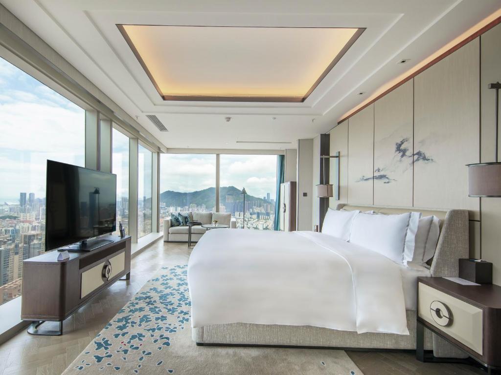 TV a/nebo společenská místnost v ubytování Raffles Shenzhen, Situated in the heart of One Shenzhen Bay, Book Now to Enjoy Free Minibar and Happy Hour Privileges at Long Bar on 71F