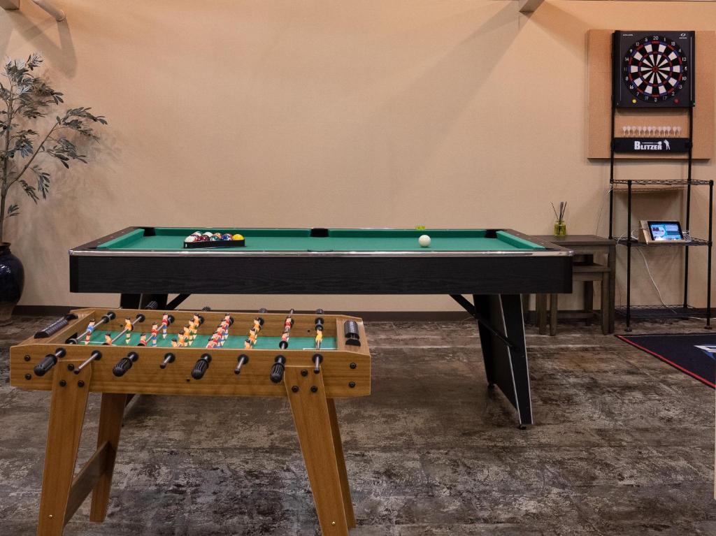 Biliár nebo kulečník v ubytování HOTEL SHIRAHAMAKAN