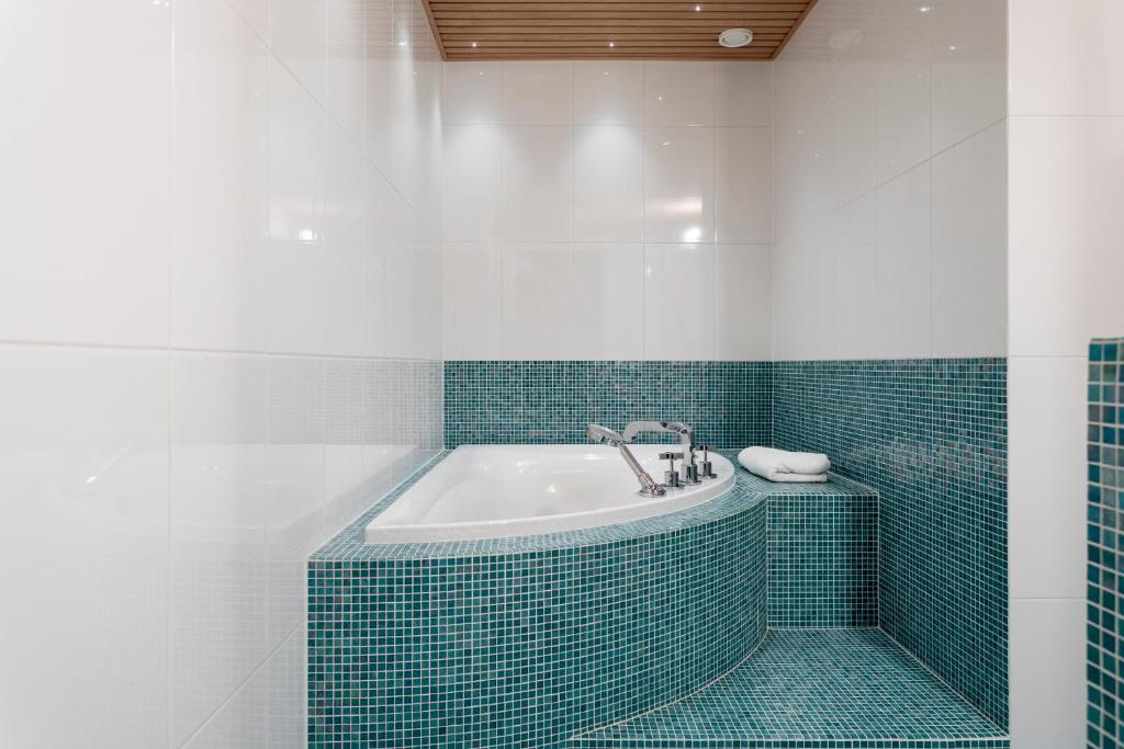 Koupelna v ubytování 2ndhomes Luxury Kamppi Center Apartment with Spa and Terrace