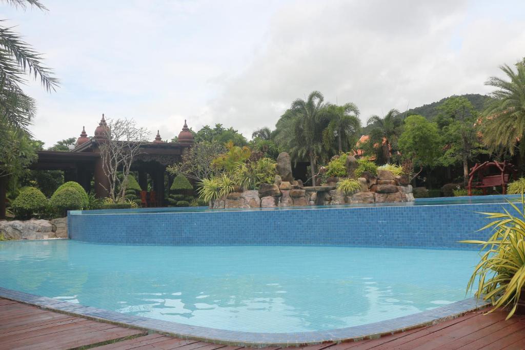 Bazén v ubytování Try Palace Resort Kep nebo v jeho okolí