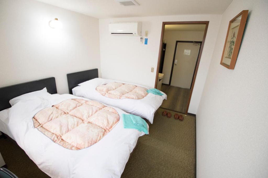 Postel nebo postele na pokoji v ubytování Hikone Station Hotel