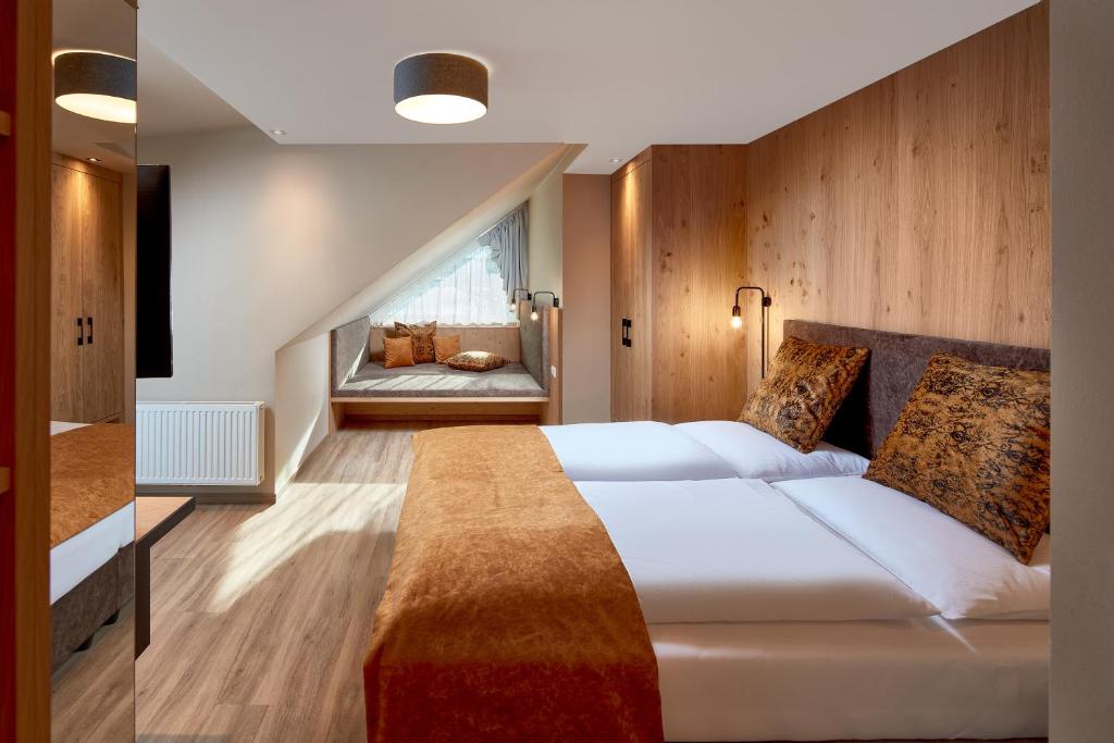 سرير أو أسرّة في غرفة في HOTEL SONNBLICK Kaprun, Salzburg - including Summer Card
