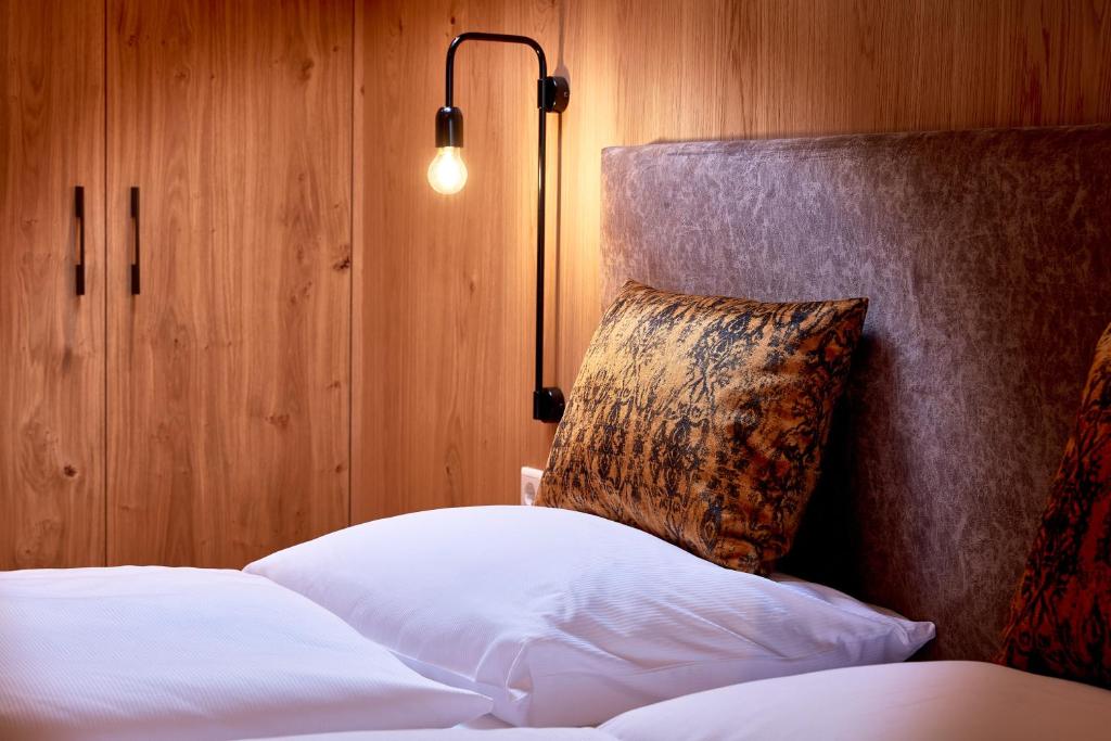 سرير أو أسرّة في غرفة في HOTEL SONNBLICK Kaprun, Salzburg - including Summer Card