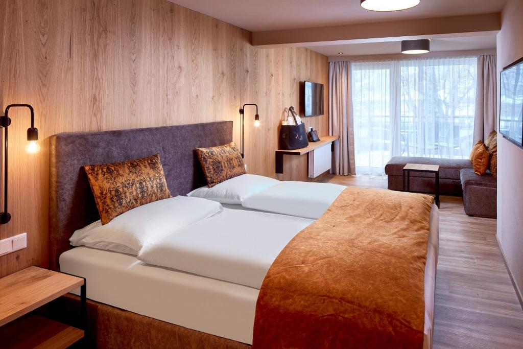 HOTEL SONNBLICK Kaprun, Salzburg - including Summer Card في كابرون: غرفة نوم بسرير كبير في غرفة