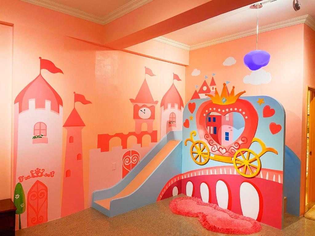 Habitación infantil con un mural del castillo en la pared en Hualien Lidu House, en Hualien City