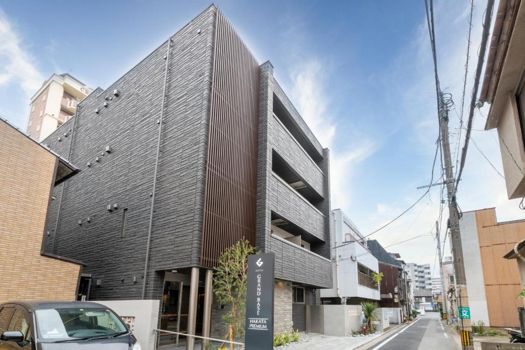 un edificio con una fachada negra en GRAND BASE Hakata Premium, en Fukuoka