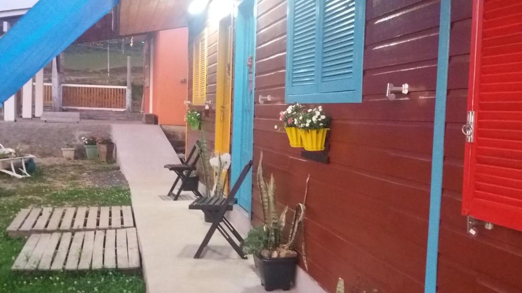 a house with colorful shutters and a patio at Estalagem Santa Fé in Cambará