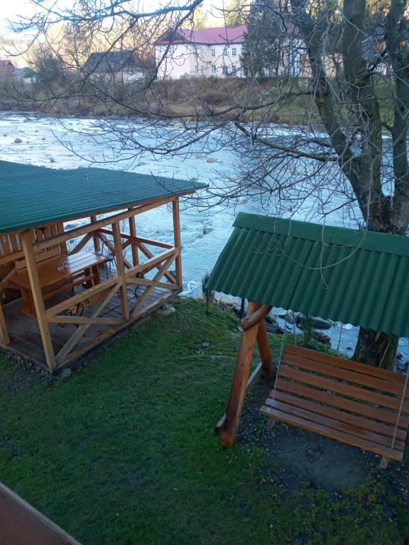 Výhled na řeku, která protéká v blízkosti venkovského domu