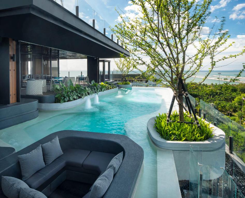 Bazén v ubytování Cross Vibe Pattaya Seaphere nebo v jeho okolí