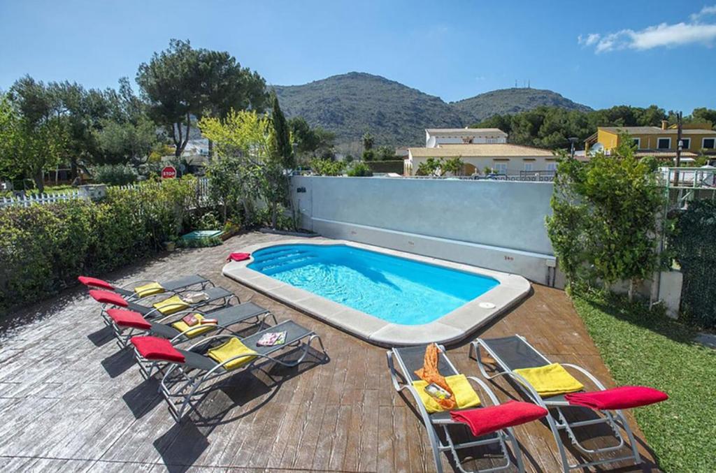 un patio avec des chaises et une piscine dans l'établissement Villa Luna, à Alcúdia